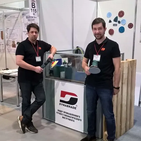 Специалисты ВОЛЕКС на выставке у стенда Dynabrade
